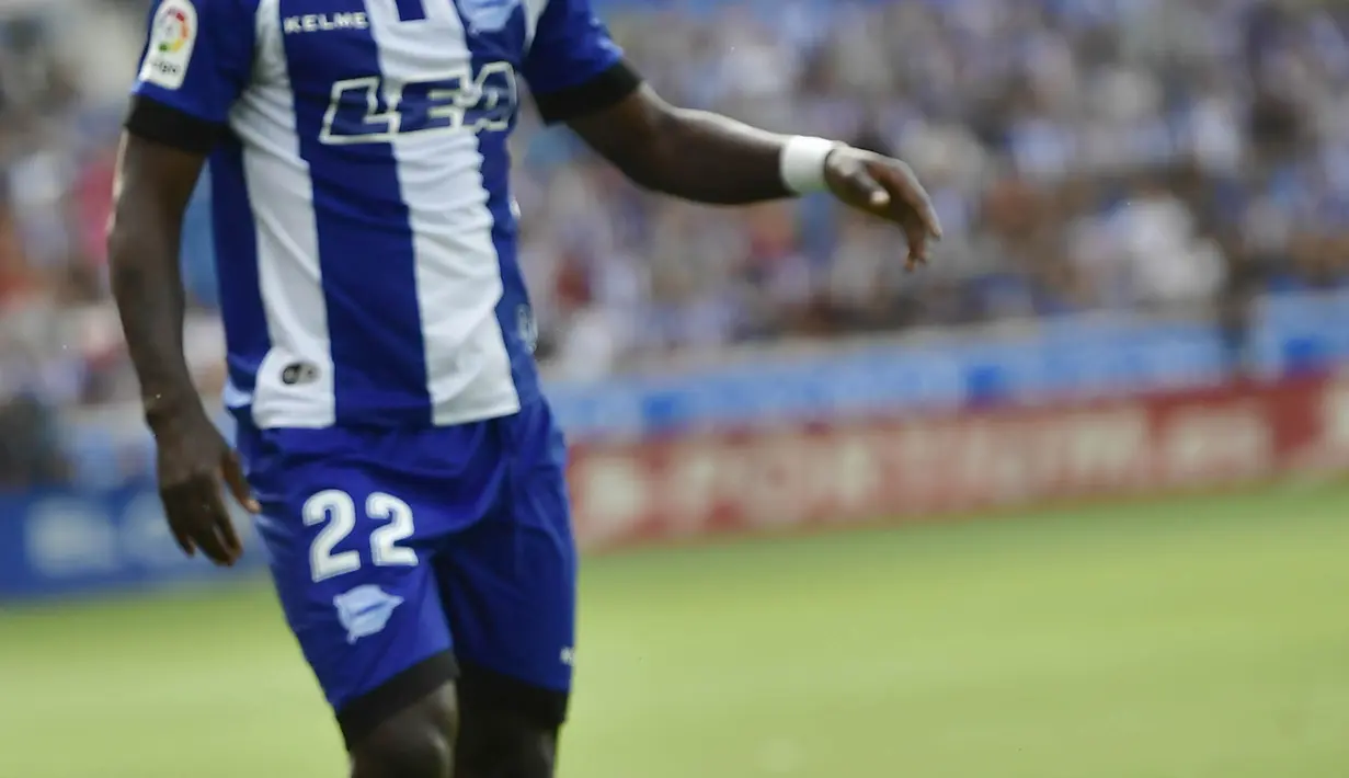 Pemain Barcelona, Ruben Sobrino, terjatuh saat pertandingan melawan Alaves pada laga La Liga di Stadion Mendizorrotza, Sabtu (26/8/2017). Barcelona menang 2-0 atas Alaves. (AP/Alvaro Barrientos)