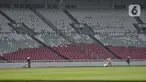 Aktivitas pekerja saat perawatan lapangan Stadion Utama Gelora Bung Karno Senayan, Jakarta Pusat, Kamis (12/1/2023). Perawatan kebersihan Stadion berkapasitas 88.083 penonton tersebut dilakukan secara rutin jelang pertandingan Internasional Sepakbola U-20 di Indonesia yang diikuti 24 negara untuk ajang bergengsi sepak bola yang akan berlangsung 20 Mei hingga 11 Juni 2023 mendatang. (merdeka.com/Iqbal S Nugroho)