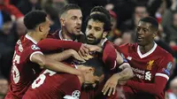 Para pemain Liverpool merayakan gol yang dicetak oleh Mohamed Salah ke gawang AS Roma pada leg pertama semifinal Liga Champions di Stadion Anfield, Selasa (24/4/2018). Liverpool menang 5-2 atas AS Roma. (AP/Rui Vieira)