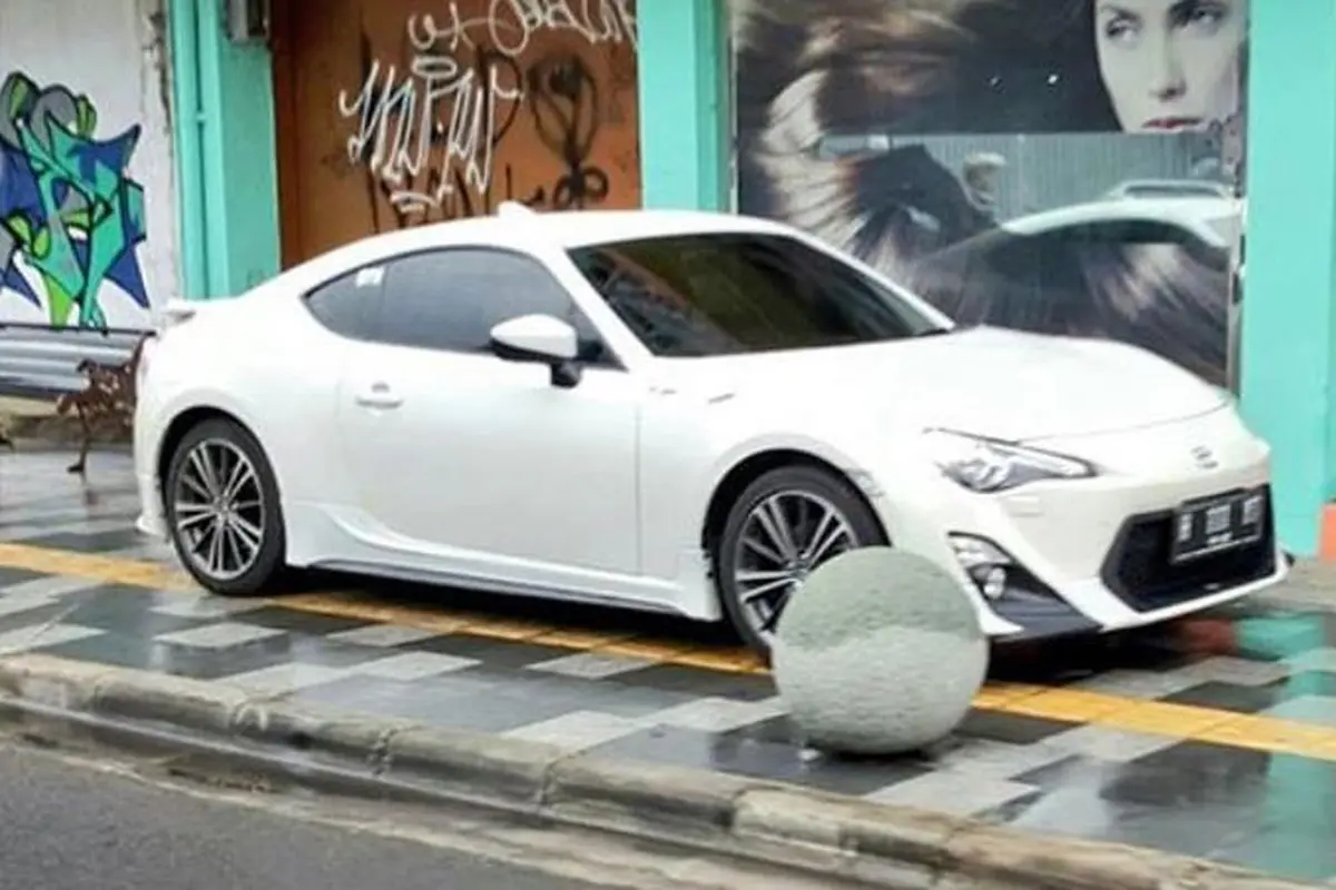 Toyota 86 Parkir Sembarangan