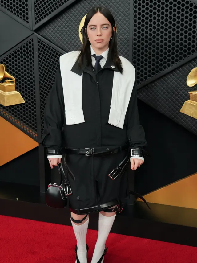 Billie Eilish di Karpet Merah Grammy Awards 2026 pakai setelan hitam. [Copyright AP]