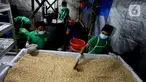 Para santri menyelesaikan pembuatan tempe di Pondok Pesantren Sirajussa'adah, Depok, Jawa Barat, Selasa (23/3/3021). Pembuatan tempe dengan merek Tempe Santri ini mampu diproduksi lebih dari dua kwintal per hari. (merdeka.com/Arie Basuki)