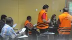 Para Tahanan Komisi Pemberantasan Korupsi (KPK), yang berumat kristiani saat menjalankan kebaktian untuk merayakan kenaikan isa almasih di gedung Komisi Pemberantasan Korupsi (KPK), Jakarta, Jumat (3/4/2015). (Liputan6.com/Herman Zakharia)