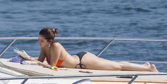 Selena Gomez terlihat seksi dengan bikini saat liburan di Sydney bersama dengan teman-temannya pada 18 Maret 2018. (MEDIA-MODE/SPLASH NEWs/HollywoodLife)
