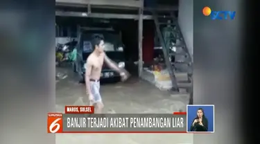 Warga korban banjir bandang di Maros, Sulawesi Selatan, hanya bisa pasrah melihat rumah mereka rusak. Bahkan harta benda dan hewan ternak ikut hanyut terbawa arus.