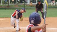 Atlet junior baseball dan softball berlaga dalam turnamen Indonesia Little League 2019 di lapangan softball Senayan, Jakarta, Sabtu (5/1). Turnamen digelar oleh para relawan pecinta olahraga softball dan baseball di Indonesia. (Liputan6.com/Fery Pradolo)