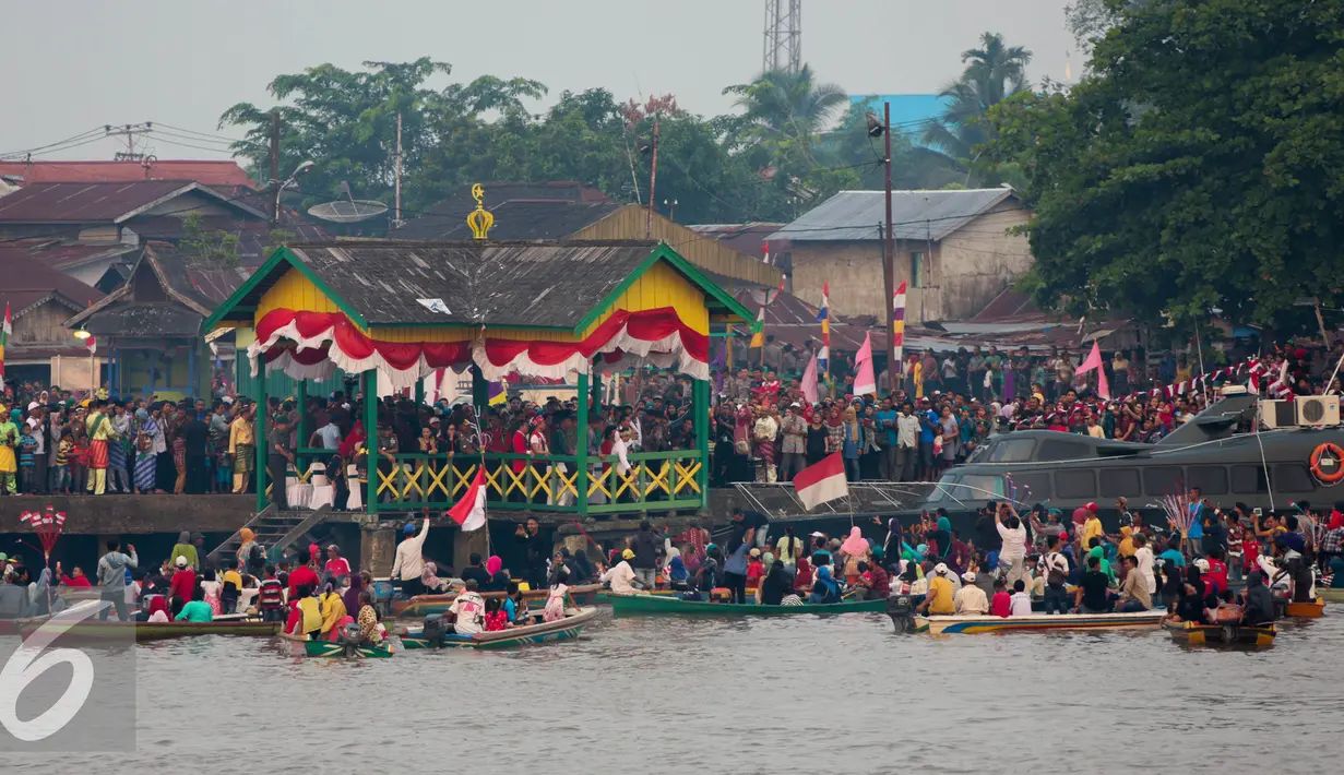 Antusias warga Pontianak saat menyaksikan Karnaval Air di Sungai Kapuas , Kalimantan Barat, Sabtu (22/8/2015). Rencananya sungai Kapuas akan menjadi kawasan waterfront City di Indonesia. (Liputan6.com/Faizal Fanani)