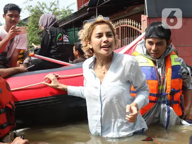 Artis Nikita Mirzani saat meninjau banjir di perumahan Ciledug Indah, Tangerang, Banten, Kamis (2/1/2020). Nikita menaiki perahu karet untuk melihat kondisi banjir di perumahan tersebut. (Liputan6.com/Angga Yuniar)