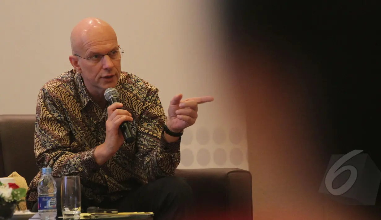 Staf Ahli Nestle Research Center, Dr Jorg Spieldenner memaparkan tentang pentingnya mikronutrien bagi bayi, Jakarta, Senin (11/5/2015). Minimnya pengetahuan orangtua membuat malnutrisi di Indonesia masih tinggi. (Liputan6.com/Herman Zakharia) 