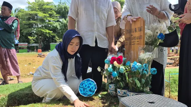 Inul di makam Vidi Aldiano. (M Altaf Jauhar/ Liputan6.com)