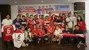 Legenda Bayern Munchen, Martin Demichelis, foto bersama fans di kantor KLY, Jakarta, Minggu (23/6/2019). Kehadiran mantan bek Timnas Argentina itu merupakan bagian dari program Allianz Explorer Camp 2019 di Indonesia. (Bola.com/M Iqbal Ichsan)