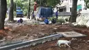 Petugas membuat sumur resapan di kawasan Lenteng Agung, Jakarta, Rabu (20/3). Pembuatan sumur resapan di kawasan tersebut bertujuan mengurangi genangan air yang timbul setiap hujan deras. (Liputan6.com/Immanuel Antonius)