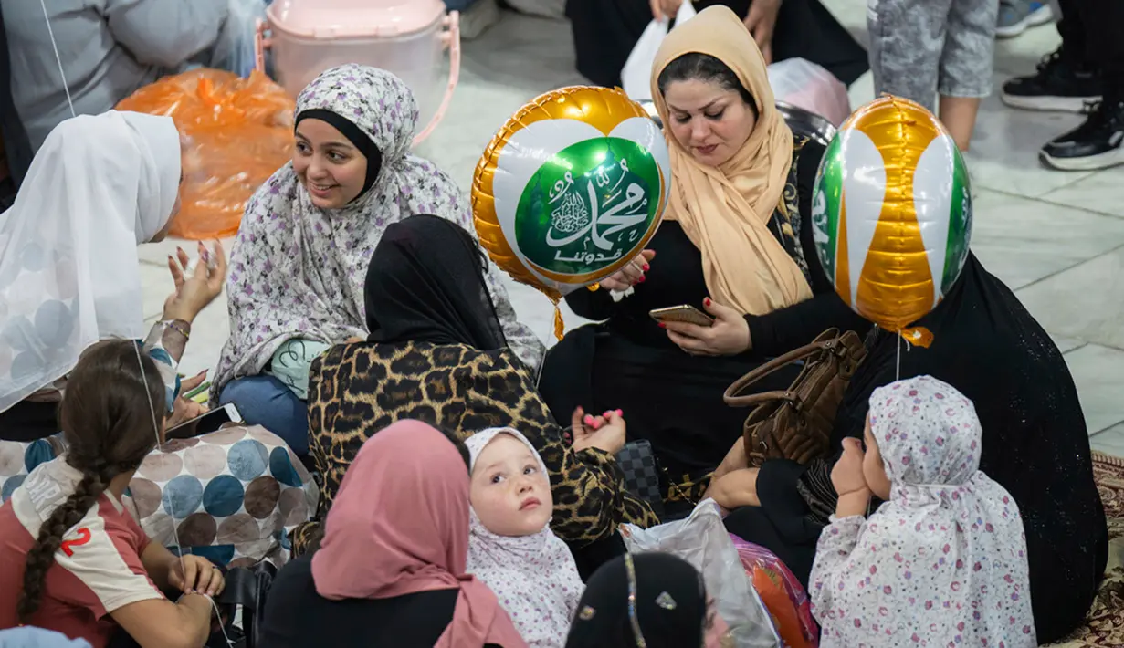 Melalui perayaan ini, seluruh umat Islam diingatkan untuk menjadikan teladan Nabi Muhammad SAW sebagai petunjuk dalam menjalani kehidupan di dunia. (AP Photo/Hadi Mizban)