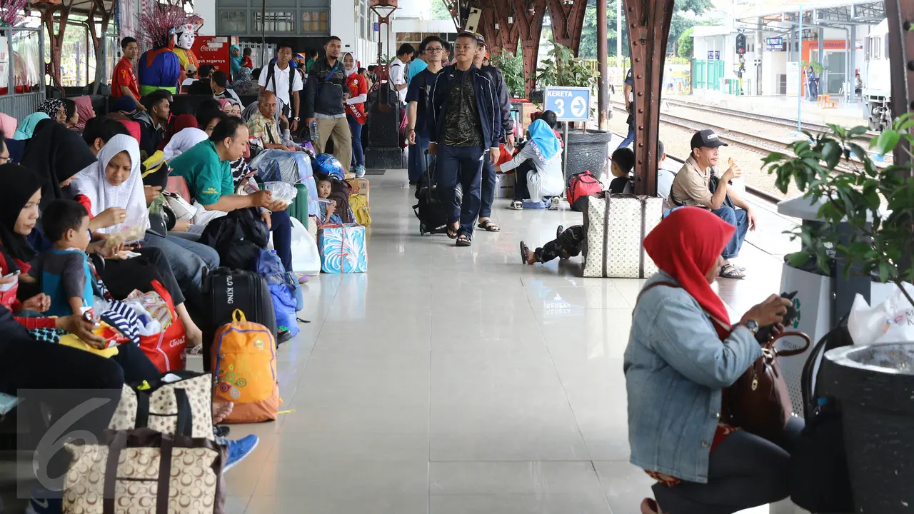 20161224- Begini Kondisi Stasiun Pasar Senen Jelang Malam Natal-Jakarta- Herman Zakharia