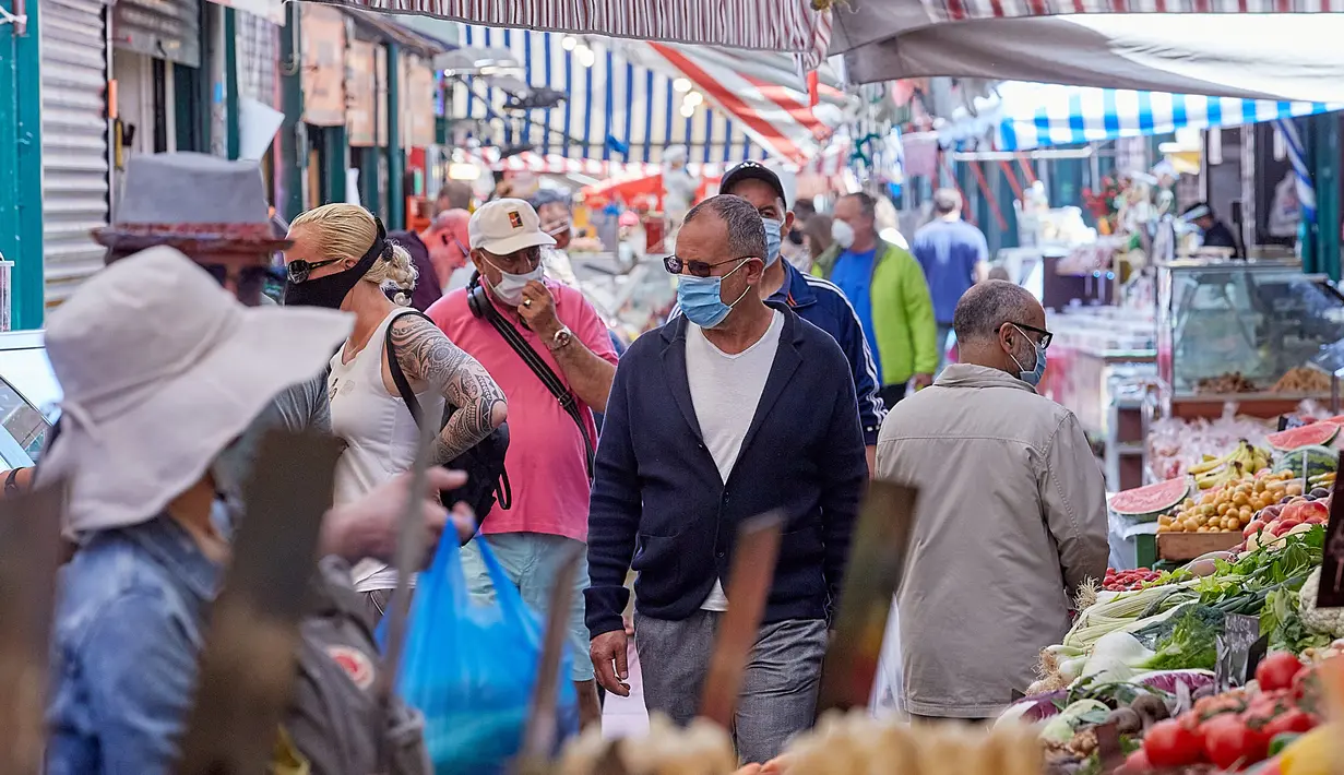 Orang-orang mengenakan masker berbelanja di sebuah pasar di Wina, Austria (9/5/2020). Austria secara bertahap melonggarkan kebijakan pembatasannya setelah hampir dua bulan memberlakukan karantina wilayah (lockdown) untuk mengatasi coronavirus. (Xinhua/Georges Schneider)