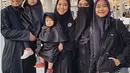 Dalam umrah kali ini, Oki Setiana Dewi ingin mengajarkan kepada kedua putrinya tentang agama. Sedini mungkin, Oki mengajarkan agama pada anak-anaknya. (Instagram/okisetianadewi)