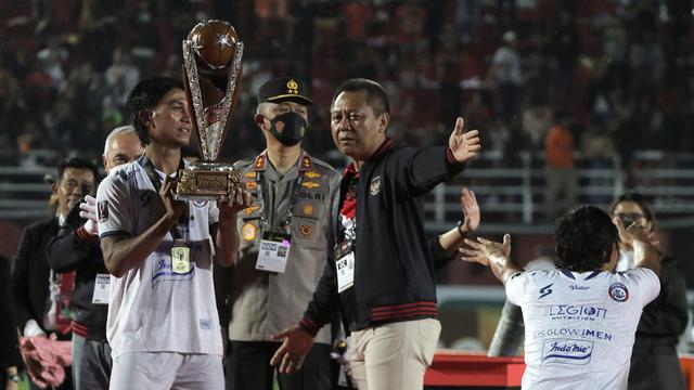 Foto: Laga Keras dan Momen Perselisihan antar Pemain saat Borneo FC Melawan Arema FC di Leg Kedua Final Piala Presiden 2022