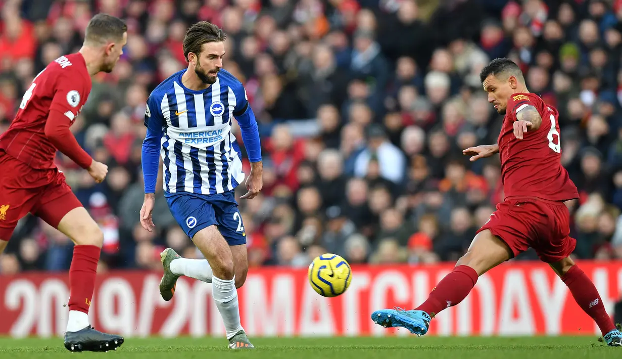 Gelandang Brighton, Davy Propper, berusaha melewati bek Liverpool, Dejan Lovren, pada laga Premier League di Stadion Anfield, Liverpool, Sabtu (1/12). Liverpool menang 2-1 atas Brighton. (AFP/Paul Ellis)