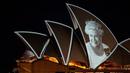 Sydney Opera House diterangi dengan potret Ratu Elizabeth II di Sydney, Australia, Jumat (9/9/2022). Ratu Elizabeth telah mengunjungi  Australia sebanyak 16 kali selama 70 tahun takhta. (AP Photo/Mark Baker)