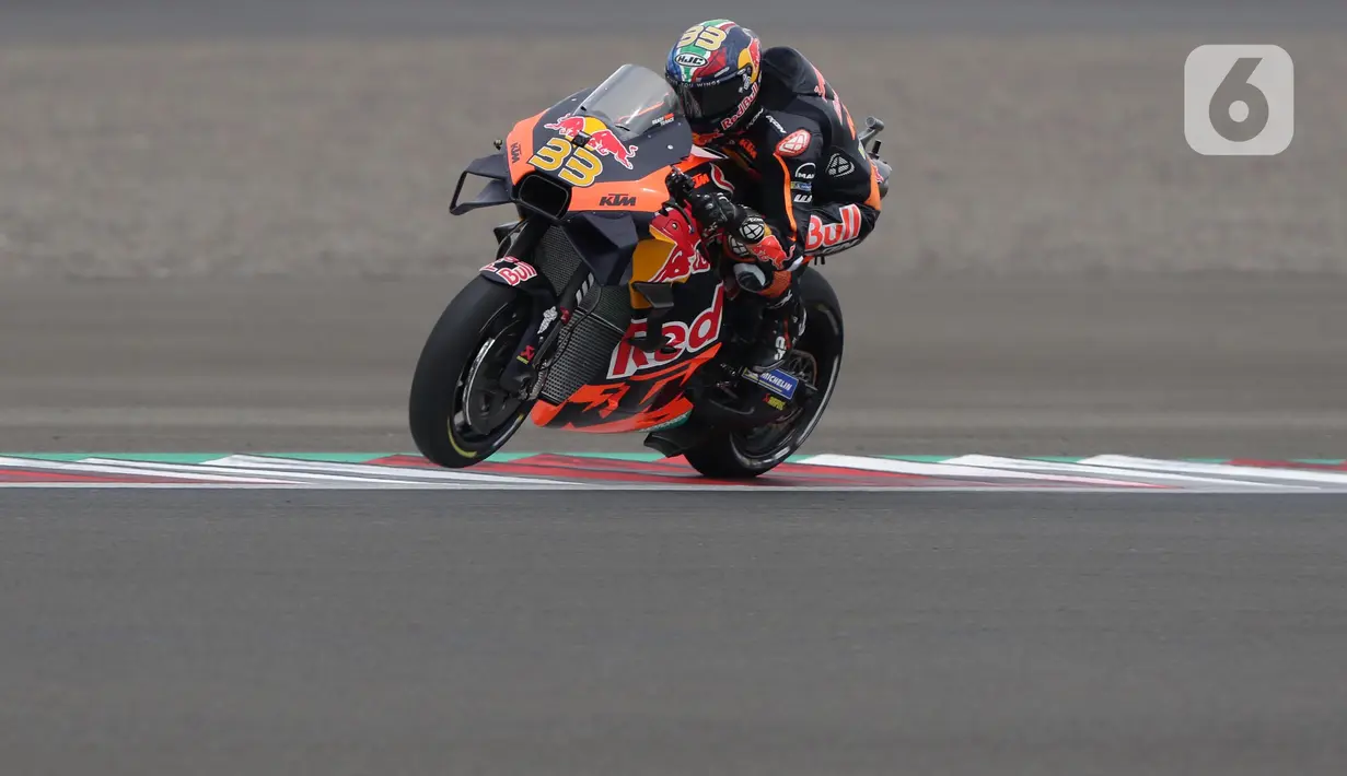 Pembalap Red Bull KTM Factory Racing, Brad Binder saat sesi kualifikasi MotoGP di Pertamina Mandalika International Street Sirkuit, Nusa Tenggara Barat, Sabtu (22/3/2022). (Liputan6.com/Helmi Fithriansyah)
