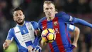 Bek Barcelona, Jeremy Mathieu, berebut bola dengan penyerang Leganes, Miguel Angel Guerrero. Pada laga ini Barca menggunakan formasi 4-3-3, sementara Leganes memakai skema 4-5-1. (EPA/Alberto Estevez)