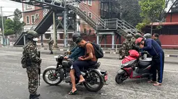 Militer Nepal mengambil alih kendali keamanan Kathmandu setelah aksi protes besar-besaran yang berujung pada kericuhan dan pembakaran sejumlah bangunan pemerintahan, termasuk gedung parlemen, kediaman pribadi Perdana Menteri Nepal Khadga Prasad Sharma Oli, serta kantor presiden. (Paavan MATHEMA/AFP)