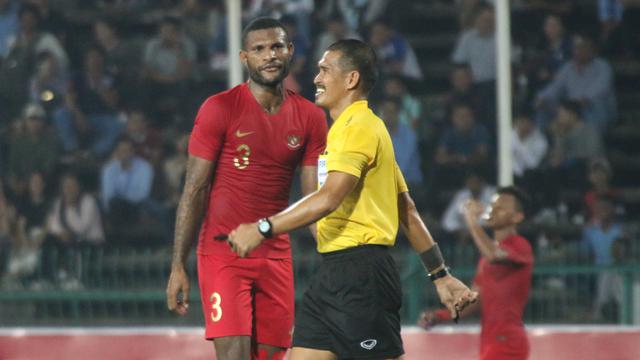 Striker Timnas Indonesia U-22, Marinus Wanewar, diskusi dengan wasit saat melawan Kamboja U-22. (Bola.com/Zulfirdaus Harahap)