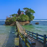 Pantai Balekambang (sumber: iStock)