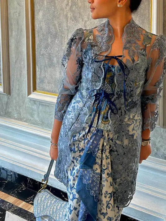 Tambahan tas dan open toe kitten heels silver menjadi penyempurna gaya Amel Carla di sini secara keseluruhan. [Foto: Instagram/amelcarla]