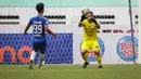 <p>Kiper Persija Jakarta, Andritany Ardhiyasa (kanan) berusaha menangkap bola saat laga lanjutan BRI Liga 1 2022/2023 antara Persija Jakarta melawan PSIS Semarang di Stadion Wibawa Mukti, Cikarang, Kamis (16/03/2023). (Bola.com/Bagaskara Lazuardi)</p>