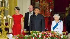 Duchess of Cambridge Kate Middleton, Presiden China Xi Jinping dan Ratu Elizabeth II saat jamuan kenegaraan di Istana Buckingham, London, Selasa (20/10). Presiden Xi Jinping melakukan lawatan selama empat hari ke Inggris. (Reuters/Dominic Lipinski/Pool)