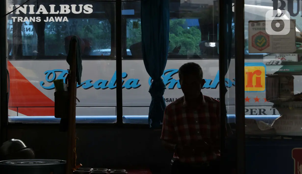 Suasana area Terminal Kampung Rambutan Jakarta, Senin (30/3/2020). Untuk mencegah penyebaran virus Corona COVID-19, Dinas Perhubungan Pemprov DKI Jakarta menghentikan sementara layanan bus Antar Kota Antar Provinsi pertanggal 30 Maret 2020 pukul 18.00 WIB. (Liputan6.com/Helmi Fithriansyah)