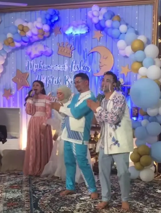 Raffi Ahmad datang seorang diri tanpa sang istri Nagita Slavina, ia mengenakan kemeja putih motif batik dan pants baby blue. Indra Bekti yang didapuk menjadi MC pun tampil dengan pakaian didominasi biru dan putih. Dok. Story @indrabekti