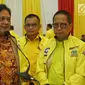 Ketum Partai Golkar Airlangga Hartarto memberi sambutan saat melakukan pemantauan Aplikasi Android SaksiKu untuk Saksi Partai Golkar di TPS pada Pemilu 2019 di Kantor DPP Partai Golkar, Jakarta, Selasa (16/4). (Liputan6.com/Johan Tallo)