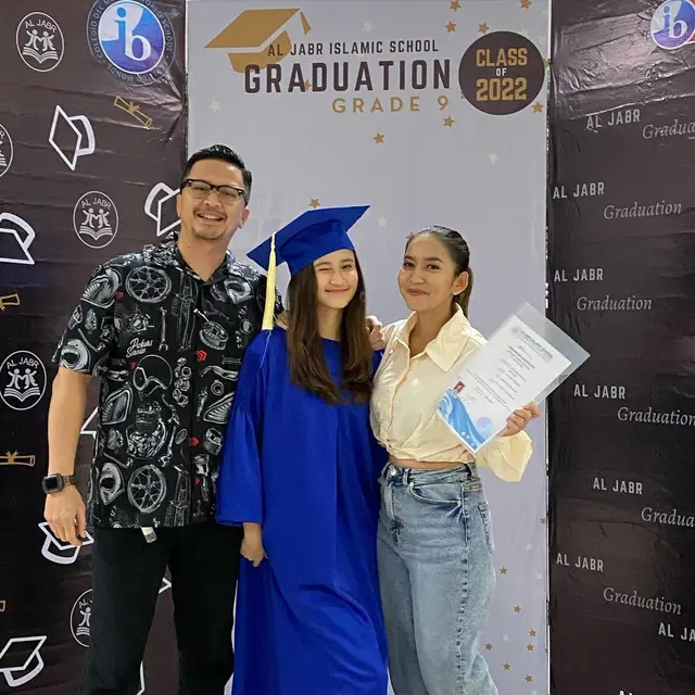 artis Indonesia terlihat menemani sang anak dalam acara kelulusan SMP (Foto: Instagram @kangferrymaryadi)