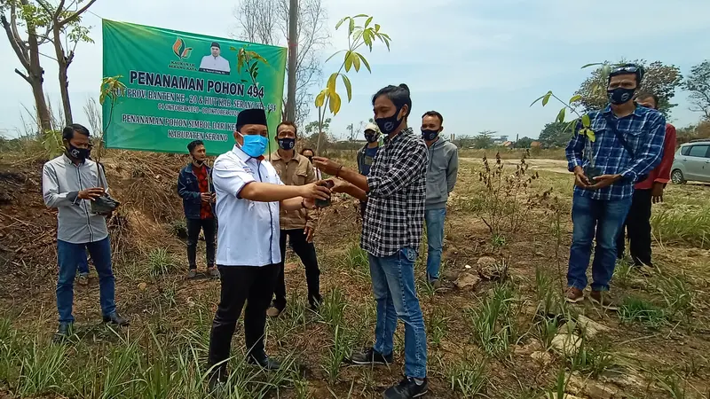 494 pohon dari berbagai jenis ditanam di bekas tambang batu dan tanah