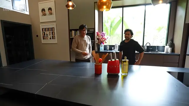 Dapur rumah Tompi. [Foto: YouTube/TaulanyTV]