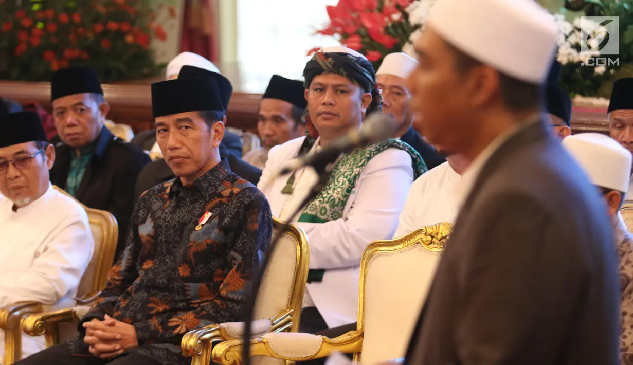 Presiden Joko Widodo bersilaturahmi dengan para kiai dan habib se-Jadetabek di Istana Negara, Jakarta, Kamis (7/2). Kepada Jokowi, para ulama dan habib mengaku prihatin atas merebaknya fitnah dan hoaks yang memicu perpecahan. (Liputan6.com/Angga Yuniar)