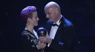 Penyerang Amerika Serikat, Megan Rapinoe menerima penghargaan pemain Wanita FIFA Terbaik 2019 dari presiden FIFA Gianni Infantino di teater La Scala Milan, Italia utara (23/9/2019). Rapinoe mengalahkan rekan setimnya di Timnas AS, Alex Morgan, serta pemain Inggris Lucy Bronze. (AP Photo/Antonio Cala