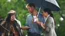 Pangeran Harry dan Meghan Markle berbincang dengan penari aborigin saat mengunjungi Victoria Park, Dubbo, Australia, Rabu (17/10). Keduanya diagendakan tur ke Australia dan Pasifik Selatan selama 16 hari. (Ian Vogler/Pool via AP)