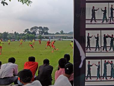 Bambang Pamungkas dan rekan-rekannya berlatih mematangkan strategi untuk mengarungi putaran kedua Torabika SC 2016 di Lapangan Yon Zikon TNI AD, Selasa (6/9/2016). (Bola.com/Nicklas Hanoatubun)