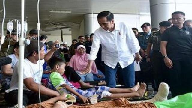 Jokowi mengunjungi korban gempa dan tsunami yang dirawat di rumah sakit darurat di Bandara Mutiara Sis Al-Jufri, Kota Palu, Sulawesi Tengah. (Foto: Setkab)