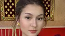 Penampilan Zoe dengan kebaya Bali ini sontak menuai pujian dari penggemar dan netizen. Banyak yang mengagumi kecantikannya yang tampak semakin terpancar dalam balutan pakaian tradisional. Kehadirannya di acara tersebut menunjukkan bagaimana Zoe tidak hanya berperan sebagai pendamping, tetapi juga sebagai sosok yang memahami dan menghargai tradisi yang ada. [@zoeabbasjackson].