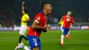 Penyerang Chile, Eduardo Vargas melakukan selebrasi usai mencetak gol ke gawang Ekuador pada pertandingan pembukaan Copa America 2015 di National Stadium, Santiago, Chile, (11/6/2015). Chile menang 2-0 atas Ekuador. (REUTERS/Ivan Alvarado)