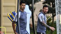 Pemain baru Inter Miami, Luis Suarez (kiri) bersama Lionel Messi mendatangi latihan pramusim Inter Miami di Florida Blue Training Center, dekat DRV PNK Stadium, Florida, Fort Lauderdale, Sabtu (13/01/2024) waktu setempat. (AFP/Chandan Khanna)