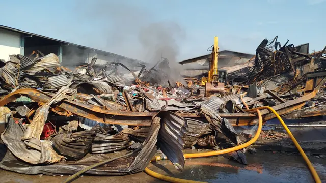Petugas masih terus berupaya padamkan kebakaran gudang plastik di Kapuk, Cengkareng, Jakarta Barat (Jakbar).