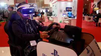 Pengunjung mencoba teknologi Play Station selama BRI Indocomtech 2017 di Jakarta, Kamis (2/11). Pameran ini memamerkan serangkaian produk gadget, smartphone, virtual reality dan piranti pakai (wearable device). (Liputan6.com/Johan Tallo)
