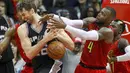 Pemain Atlanta Hawks, Paul Millsap (4) berebut bola dengan pemain Spurs, Pau Gasol (16) pada lanjutan NBA basketball game di Philips Arena, (01/01/2017). Atlanta menang 114-112. (Reuters/Brett Davis-USA TODAY Sports)