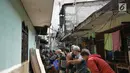 Sejumlah warga berusaha memadamkan api membakar pemukiman padat penduduk di kawasan Manggarai, Jakarta, Rabu (10/7/2019). Tidak ada laporan korban dalam kebakaran ini, sementara kerugian yang diderita masih dalam penanganan petugas di lokasi. (Liputan6.com/Herman Zakharia)