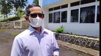 Kepala Diskominfo Garut, Muksin, dalam pengecekan lokasi pemancar yang berada di Kecamatan Cilawu, Kabupaten Garut, Rabu (23/3/2022). (Liputan6.com/Jayadi Supriadin)